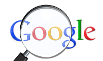 Eine Lupe, die das Google-Logo vergrößert